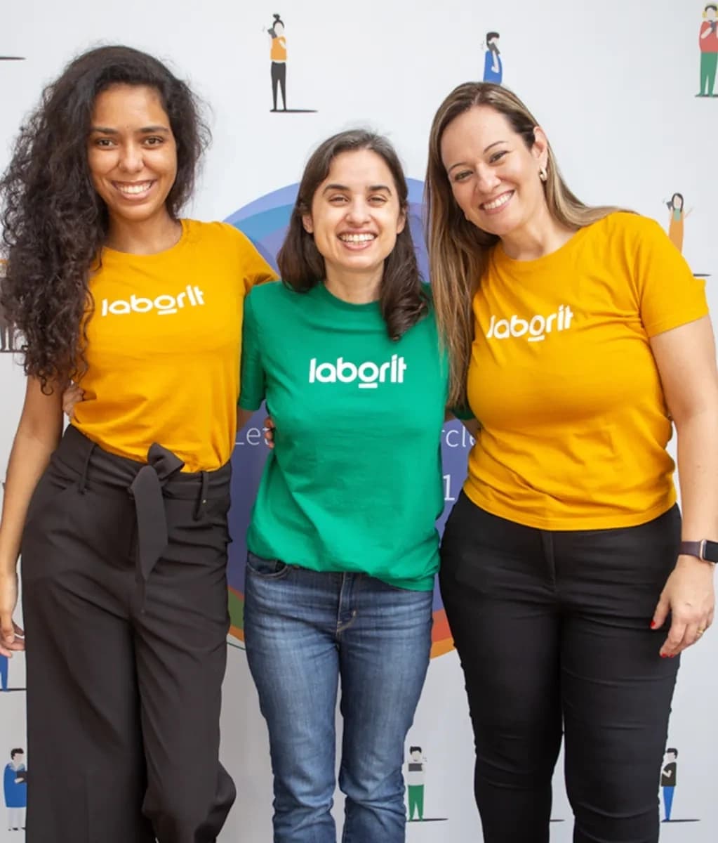 Labers reunidas durante evento da Laborit. Da esquerda para a direita: Rhaysa Ferreira (Growth Marketing), Natalia De Marco (Designer) e Telma Correa (CEO).