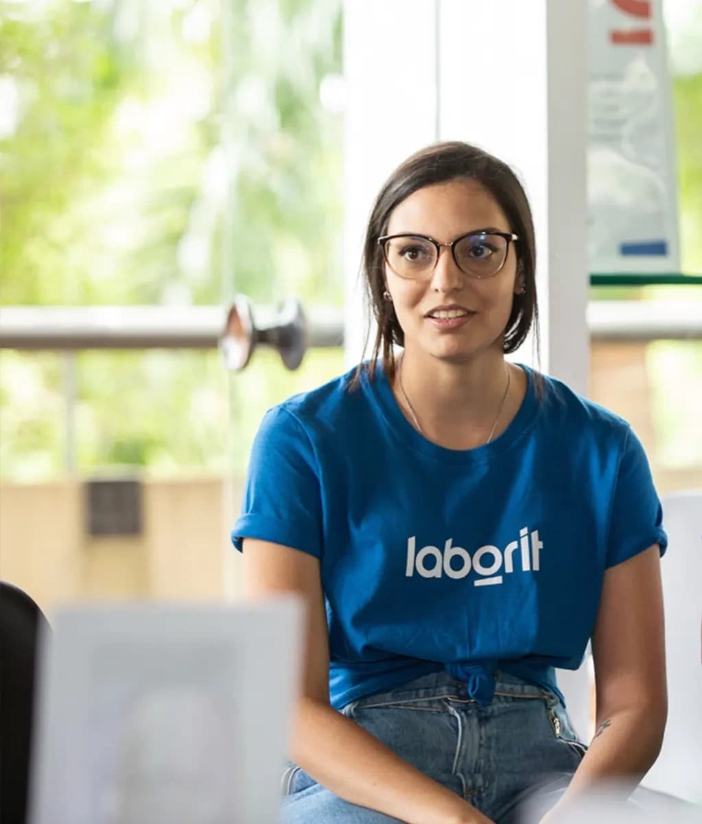 Camila Tavares, Líder de QA na Laborit, na casa de vidro da Lab